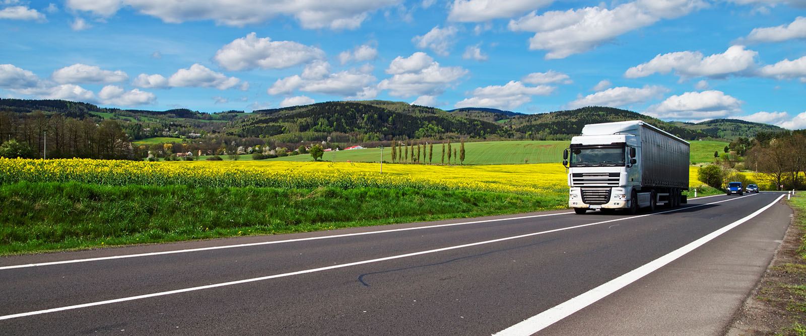 camion sur une route avec du rétrofit en carburant