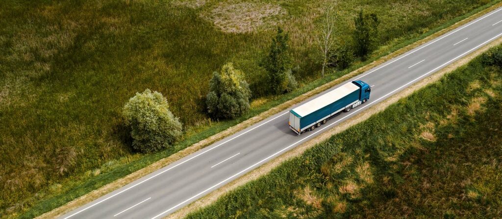 Camion sur une route qui utilise du Bio GNV