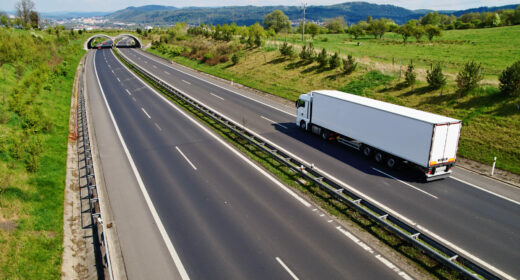 Camion sur l'autoroute